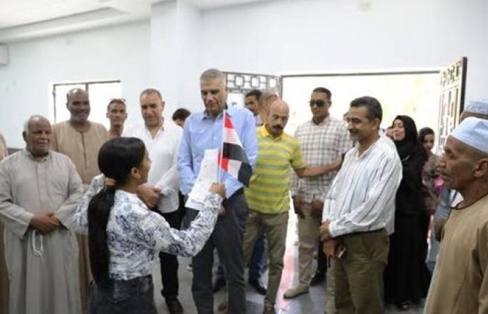 محافظ أسوان يطمئن على منظومة العمل بالمركز التكنولوجي بقرية الطوناب بإدفو