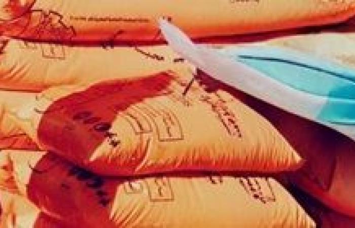 ضبط 12 طن أسمدة مدعمة قبل بيعها بالسوق السوداء و10 طن مجهولة المصدر خلال حملات تموينية مكثفة بالبحيرة
