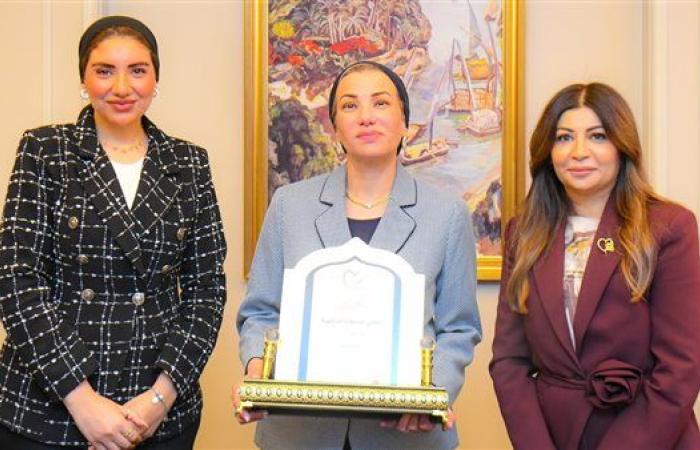 تكريم وزيرة البيئة من مبادرة "أنتى الأهم" ...