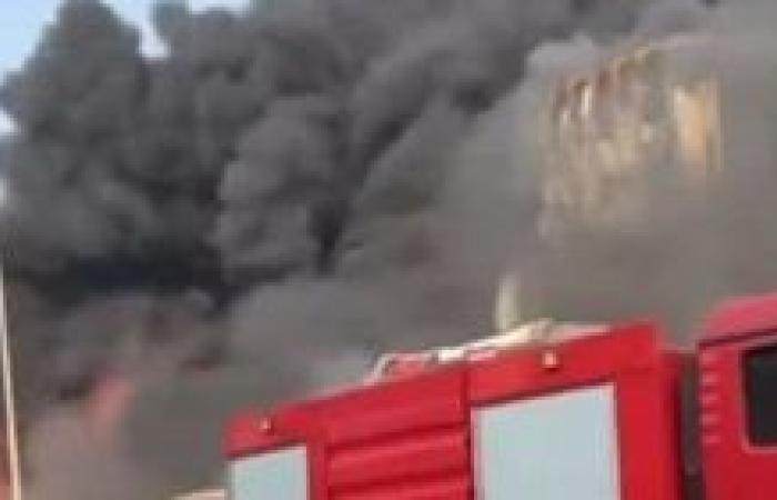 السيطرة على حريق بـ3 محلات أسفل عقار بالخصوص ومصرع عامل متأثرا بإصابته