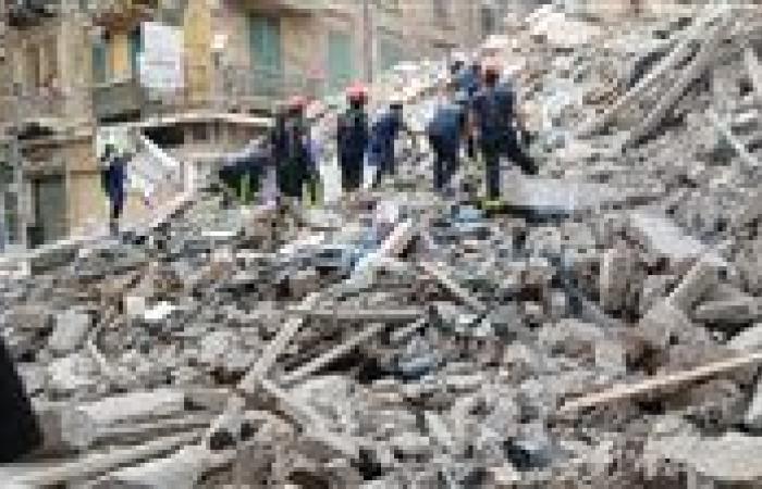 انهيار عقار قديم مكون من 3 طوابق فى السيدة زينب