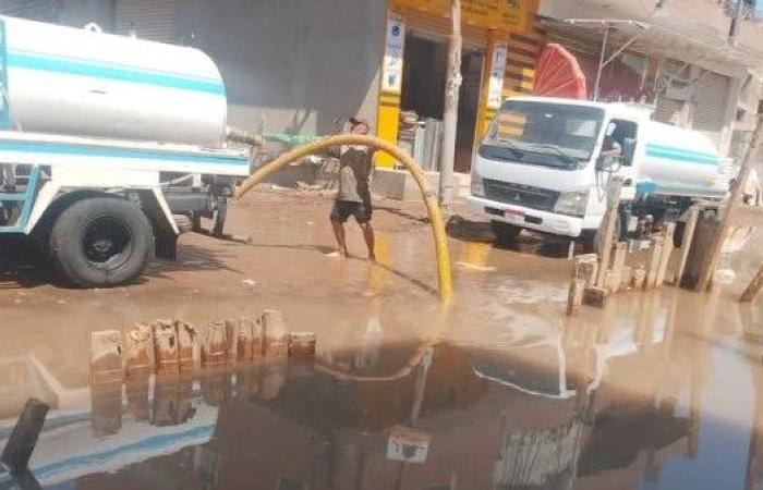 محاولة السيطرة على انفجار خط مياه بطريق شبين الكوم طنطا بالمنوفية
