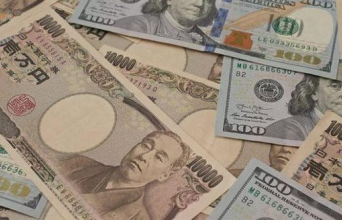 الين الياباني يتراجع مع تصاعد الاضطرابات السياسية وتوقعات خفض ضريبة الاستهلاك