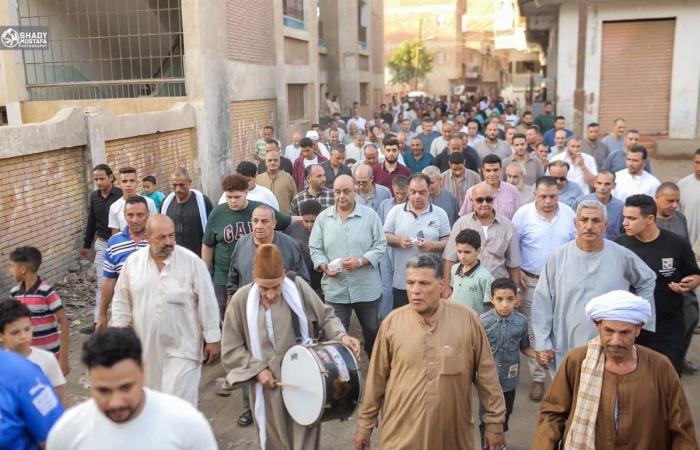بالبلدي: أهالي
      منيا
      القمح
      بالشرقية
      يعلنون
      دعمهم
      للمرشح
      محمد
      مصطفى
      لطفي
      وسط
      حشد
      جماهيري
      كبير