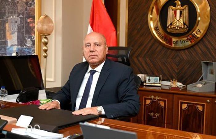 وزير الصناعة يعتمد نتيجة الدبلوم الفني "فوق المتوسط" بمركز التكنولوجيا المتميز