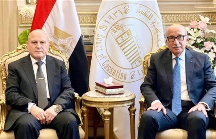 رئيس هيئة النيابة الإدارية يهنئ رئيس محكمة النقض بمنصبه الجديد