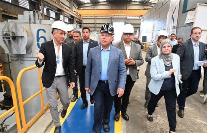 وزير الصناعة والنقل يتفقد 3 مصانع بالعبور.. ويؤكد: ...