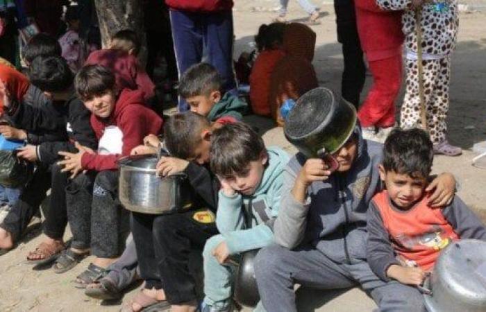 تجدد القصف على دير البلح وبرنامج الأغذية العالمي يحذر من مجاعة وشيكة في غزة