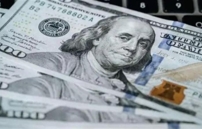 سعر الدولار يسجل انخفاضًا طفيفًا.. هل يستمر التراجع؟