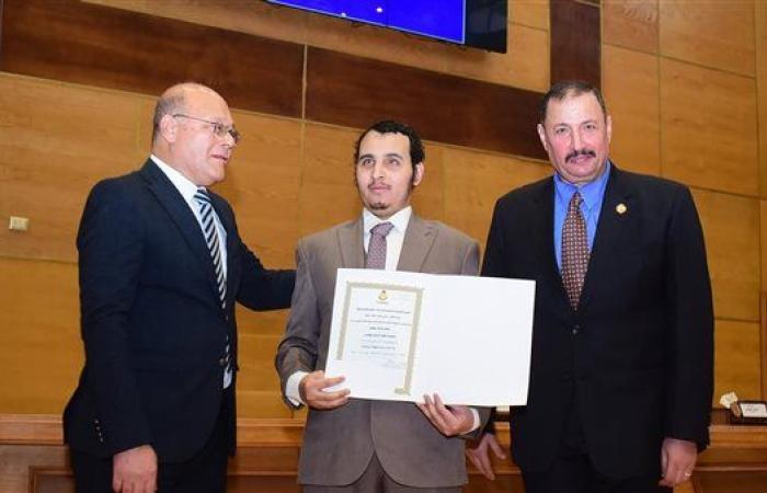أول معيد كفيف بجامعة سوهاج يحصل على درجة الماجستير في الاعلام
