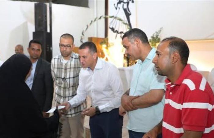 محافظ أسوان يوجه بتوزيع مساعدات مالية على الأسر الأكثر إحتياجًا