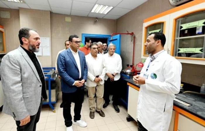 وزير الإسكان ومحافظ الدقهلية يختتمان جولتهما بتفقد محطة مياه ميت خميس والمعمل المركزي