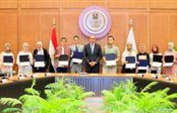 وزير التربية والتعليم يكرم أوائل الثانوية العامة ويشيد بتفوقهم وتميزهم