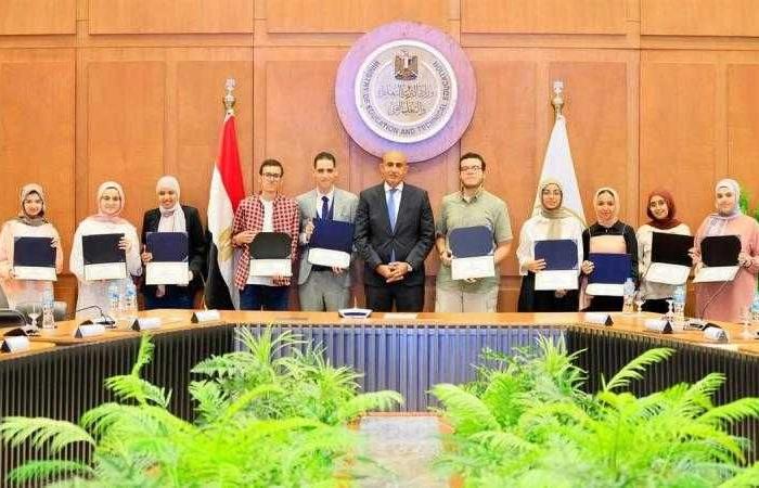 وزير التربية والتعليم يكرم أوائل الثانوية العامة ويشيد بتفوقهم وتميزهم