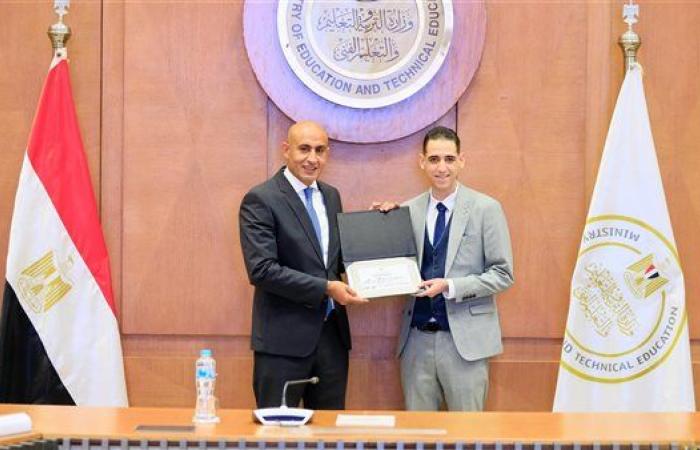 وزير التربية والتعليم يكرم أوائل الثانوية العامة 2025: أنتم قدوة ومصدر فخر للدولة المصرية