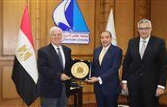 وزير التعليم العالي يكرم الدكتور منصور حسن رئيس جامعة بني سويف لبلوغه سن المعاش