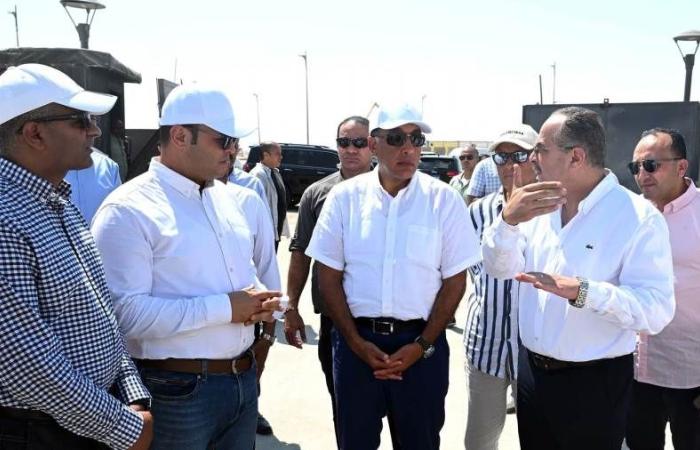 «مدبولى» يتفقد محطة التجارب البحثية لتحلية مياه البحر بمدينة العلمين الجديدة