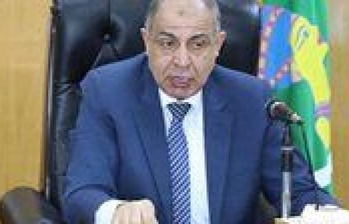 محافظ المنيا يلتقي عددًا من العاملين بالتربية والتعليم لبحث مطالبهم