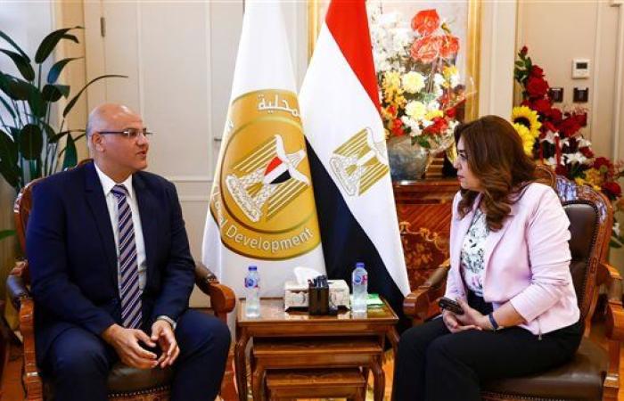 وزيرة التنمية المحلية تتابع مع محافظ القليوبية مشروعات "حياة كريمة"