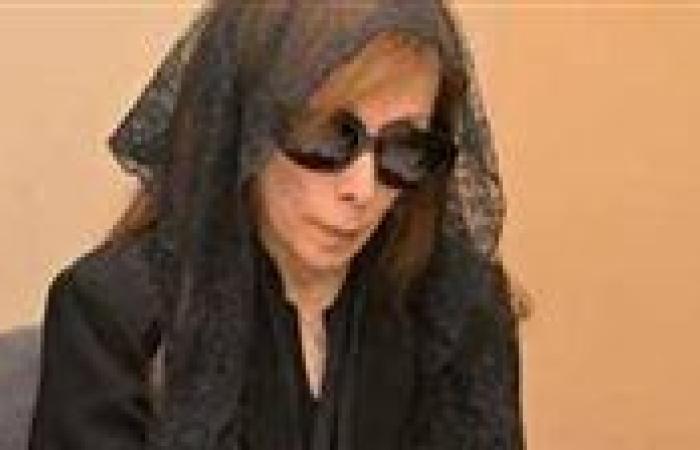 دموعك غالية …تعاطف كبير مع فيروز بعد ظهورها الحزين بوداع فقيدها