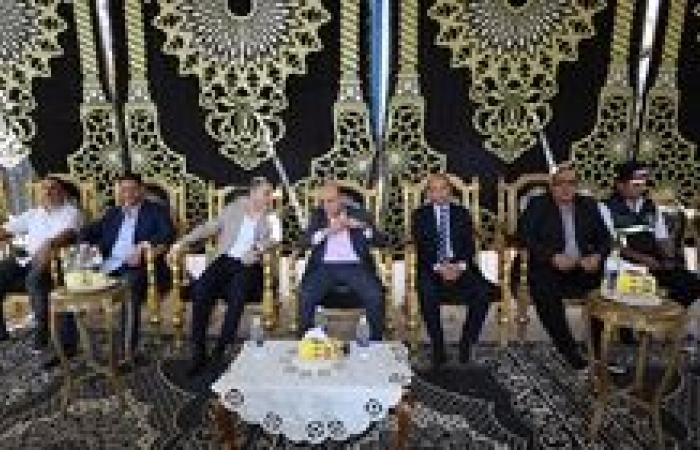 محافظ كفر الشيخ يقدم واجب العزاء في والد مدير مراسم الديوان العام بقرية الحمراء