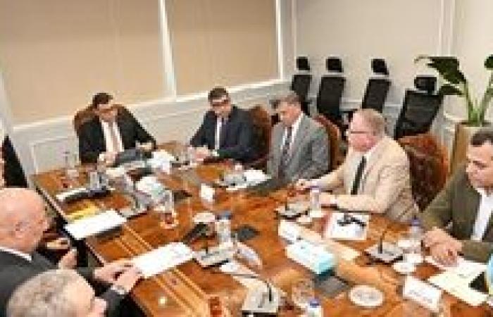 وزير الإسكان يلتقي رئيس الوطنية للمقاولات لمتابعة موقف عدد من المشروعات المشتركة