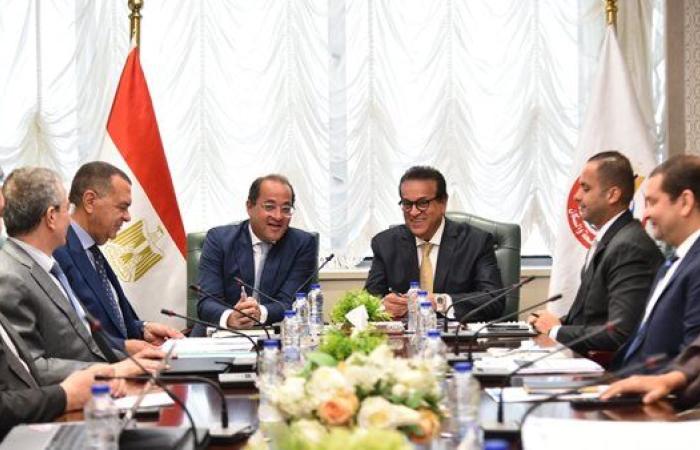 خالد عبدالغفار يناقش آليات دعم موارد التأمين الصحي وضمان استمرارية التمويل
