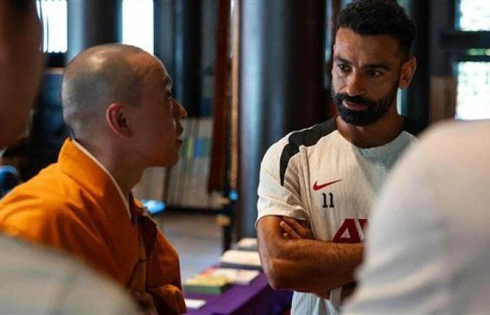 رفقة بعثة ليفربول.. محمد صلاح فى جلسة تأمل بمعبد إيكوين بطوكيو