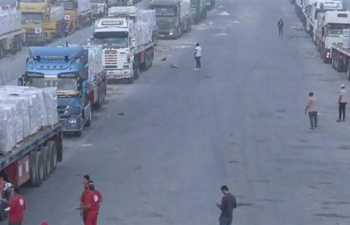 إدخال 135 شاحنة مساعدات إنسانية إلى الفلسطينيين بقطاع غزة