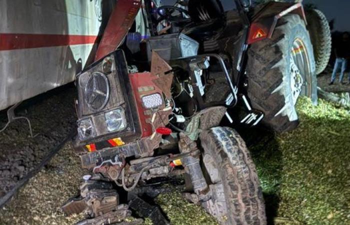 دون إصابات.. قطار يصطدم بجرار زراعي محمل بسيلاج في البحيرة