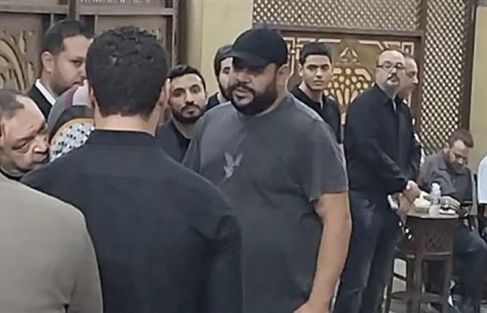 رغم العرض الخاص لفيلمه الجديد.. محمد ممدوح يؤدي واجب العزاء في شقيق خالد جلال.. فيديو