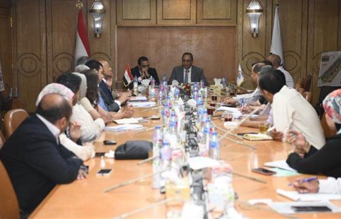 محافظ قنا يناقش المخطط العام الجديد لشركة "نيو سيتي" ويؤكد دعم المحافظة للاستثمار