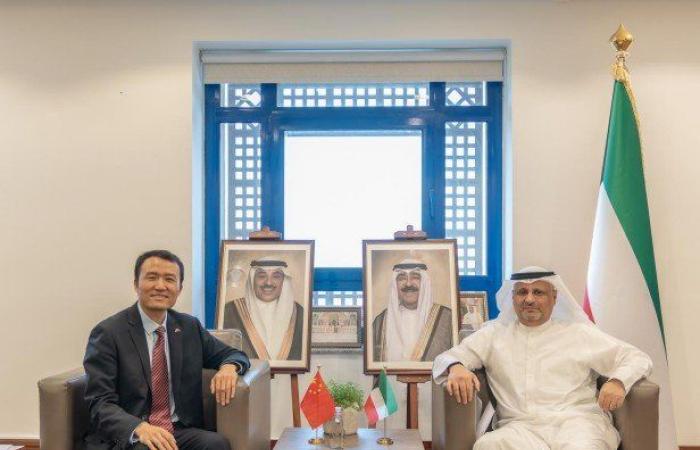 وزير الاتصالات الكويتي يبحث مع القائم بالأعمال بالسفارة الصينية سبل تعزيز التعاون بمجالات الاتصالات والتكنولوجيا