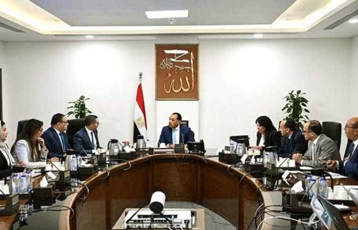 رئيس الوزراء يتابع مع وزير الاستثمار جهود تطوير منظومة الإفراج الجمركي