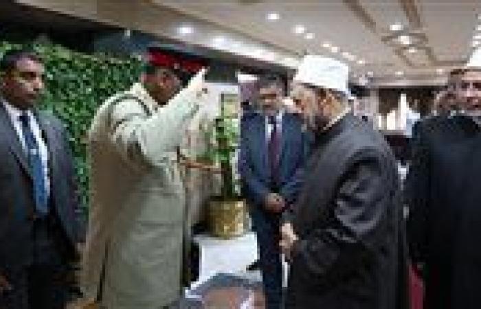 رئيس الأركان الباكستاني يؤدي التحية العسكرية لشيخ الأزهر