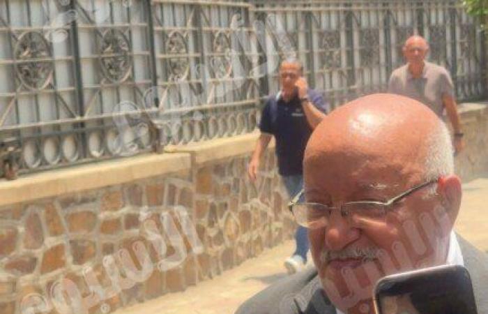 شقيق الفنان لطفي لبيب يظهر لأول مرة خلال صلاة الجنازة «صور»