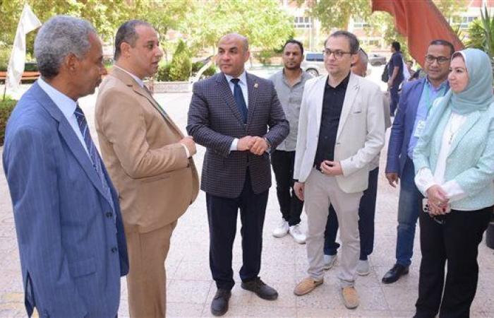 نائب رئيس جامعة أسيوط يزور كليات التجارة والطب البيطري والصيدلة