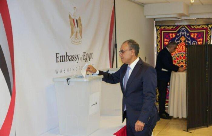 وزير الخارجية أول من يدلي بصوته في انتخابات مجلس الشيوخ من مقر السفارة المصرية بواشنطن