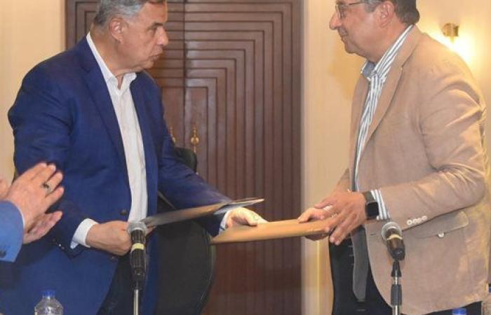 وزير قطاع الأعمال ومحافظ الإسكندرية يوقعان بروتوكولًا لتوريد 120 أتوبيس غاز طبيعي