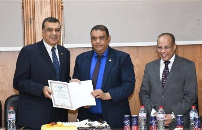 قطاع التعليم والطلاب بجامعة قناة السويس يُكرم مدير عام المدن الجامعية