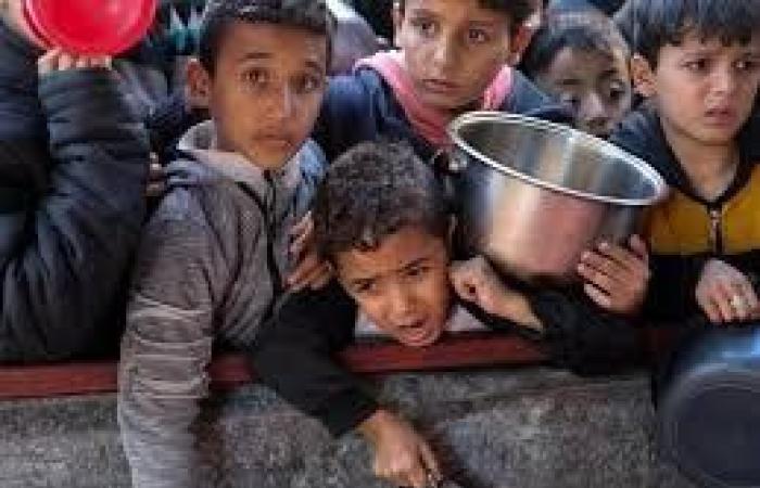 عشرات الشهداء والجرحى باستهداف الاحتلال منتظري المساعدات وخيام النازحين