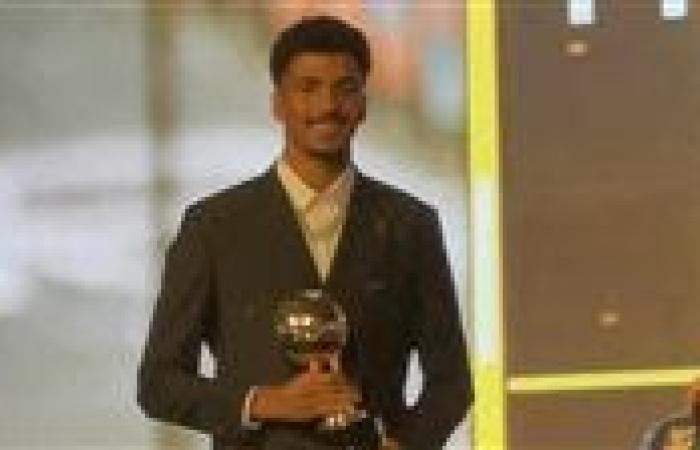 حفل دير جيست: حسام عبد المجيد لاعب الزمالك يحصل على جائزة أفضل مدافع في الدوري المصري الممتاز