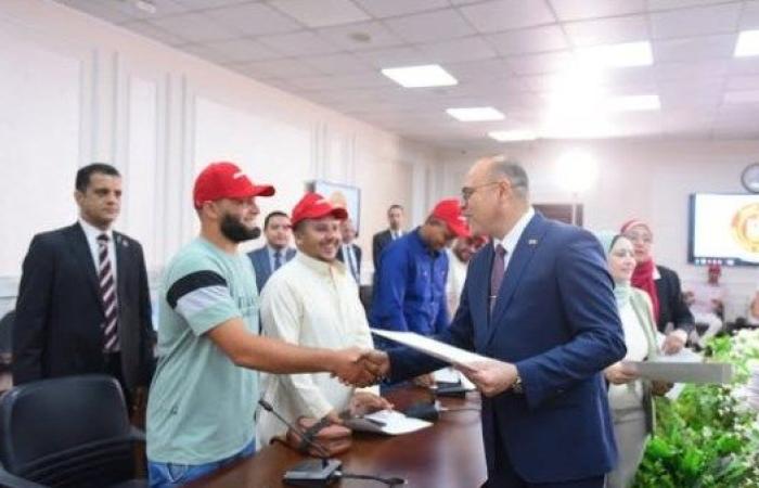 وزير العمل يسلم عقود توظيف لكوادر مصرية للعمل في البوسنة والهرسك