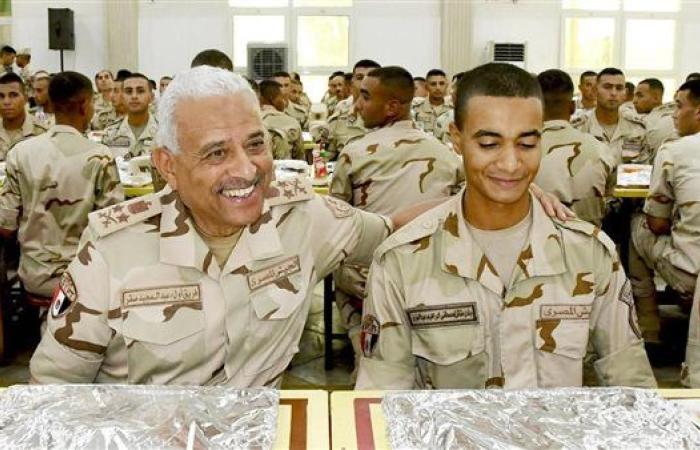 وزير الدفاع يلتقى عددا من مقاتلى الجيش الثانى وكلية الضباط الاحتياط ومعهد ضباط الصف المعلمين.. شاهد
