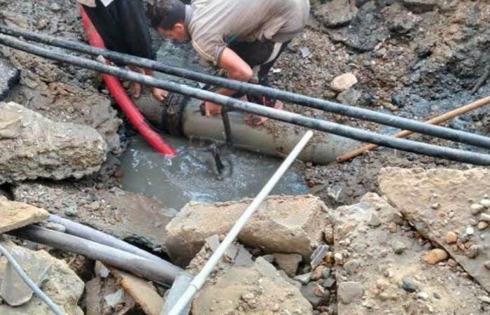 عاجل - كسر مفاجئ بخط مياه رئيسي بمدينة الشروق وبدء أعمال الإصلاح