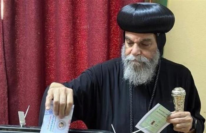 الأنبا بيشوي يشارك في التصويت بانتخابات مجلس الشيوخ بأسوان