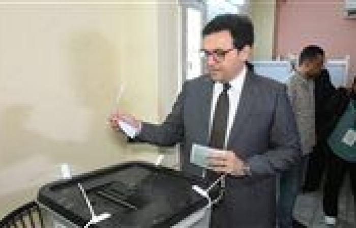 وزير الثقافة يدلي بصوته في انتخابات مجلس الشيوخ بالدقي