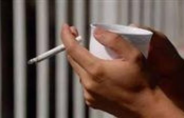 كوب شاي وسيجارة.. مزيج يومي لكنه قاتل يهدد القلب والمناعة