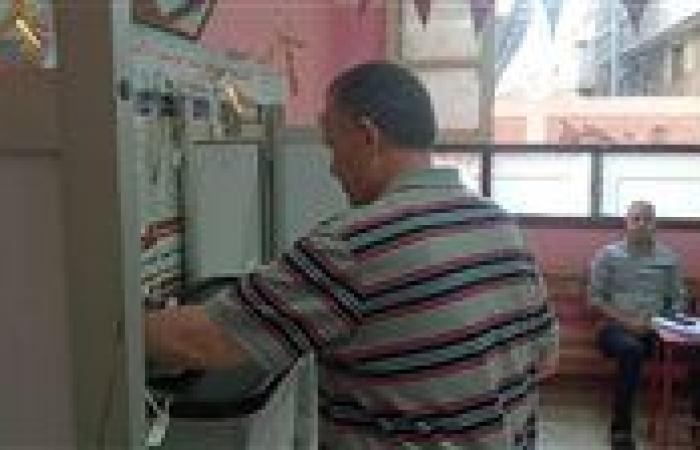 وكيل وزارة التعليم بأسيوط يدلى بصوته فى انتخابات الشيوخ