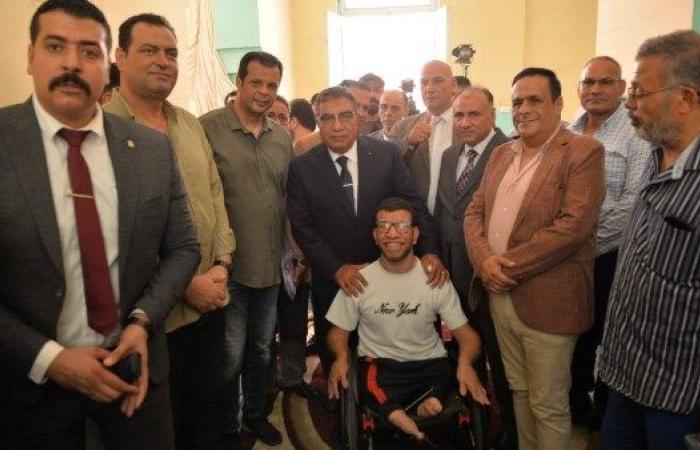 محافظ الدقهلية يجبر بخاطر شاب من ذوي الهمم خلال تفقد سير العملية الانتخابية في لجان مجلس الشيوخ